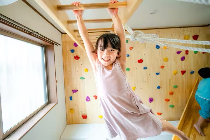 GRAVOのうんていやぐらにボルダリングスタンドをいっぱい追加したバージョンを納入させていただきました！こちら、正式に製品化しましたのでどなたでもお求めいただけます！（まだ製品ページはできておりませんので、お問い合わせよりご連絡ください）
