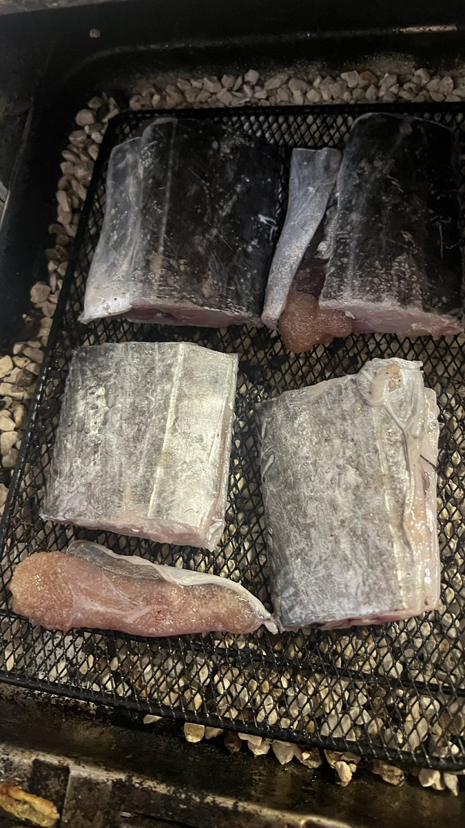 anmi0611's tweet photo. サンマに卵？初めて出くわしたのだけど、ネットで調べたら「一般的には食用になりません」って書いてあって怖いのだけど(笑)でもスーパーに売ってたからとりあえず塩焼きにしようかなって思ってる🙄もっとおいしい食べ方ないのかな？

8時か…夕飯遅くなってもうた😅

#秋刀魚 #さんまの卵 #和食 https://t.co/nBqqim256e