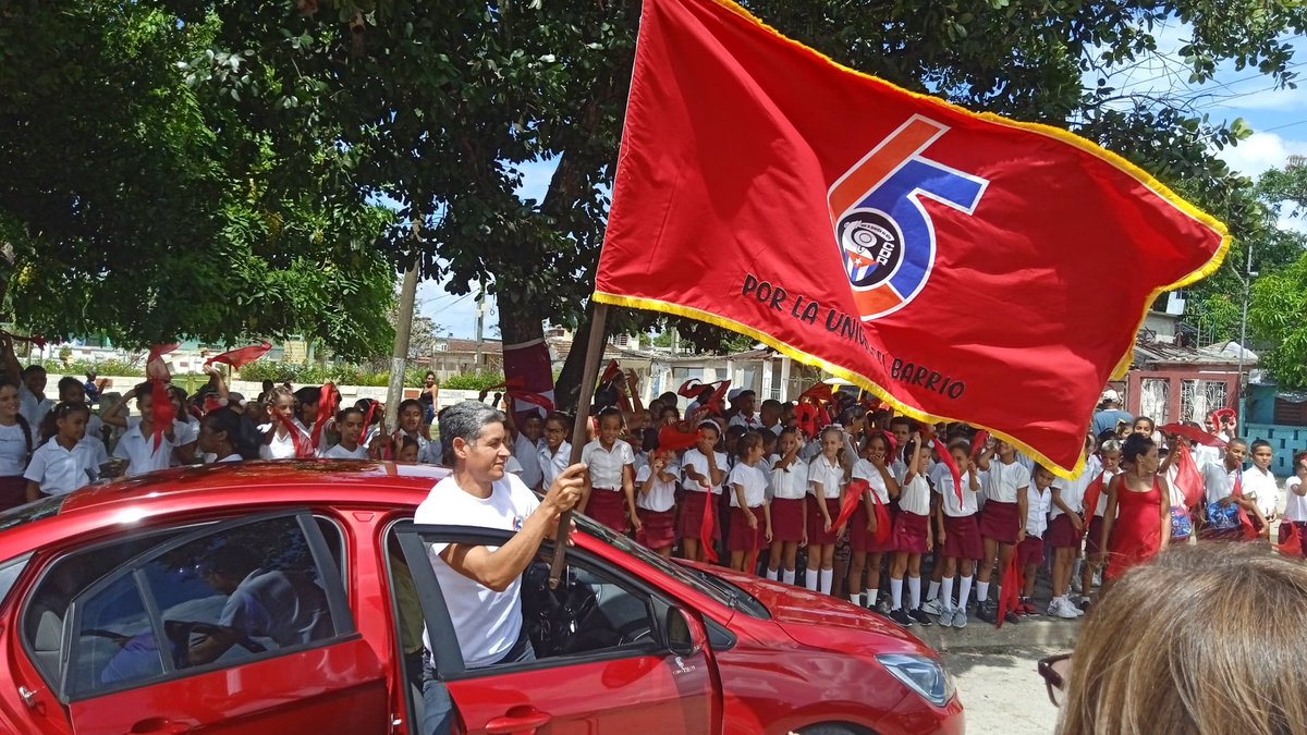 Tras un largo recorrido por todo el país, la bandera 65 Aniversario de los #CDRCuba ya está en La Habana. #Cuba #65AñosCDR #SomosDelBarrio