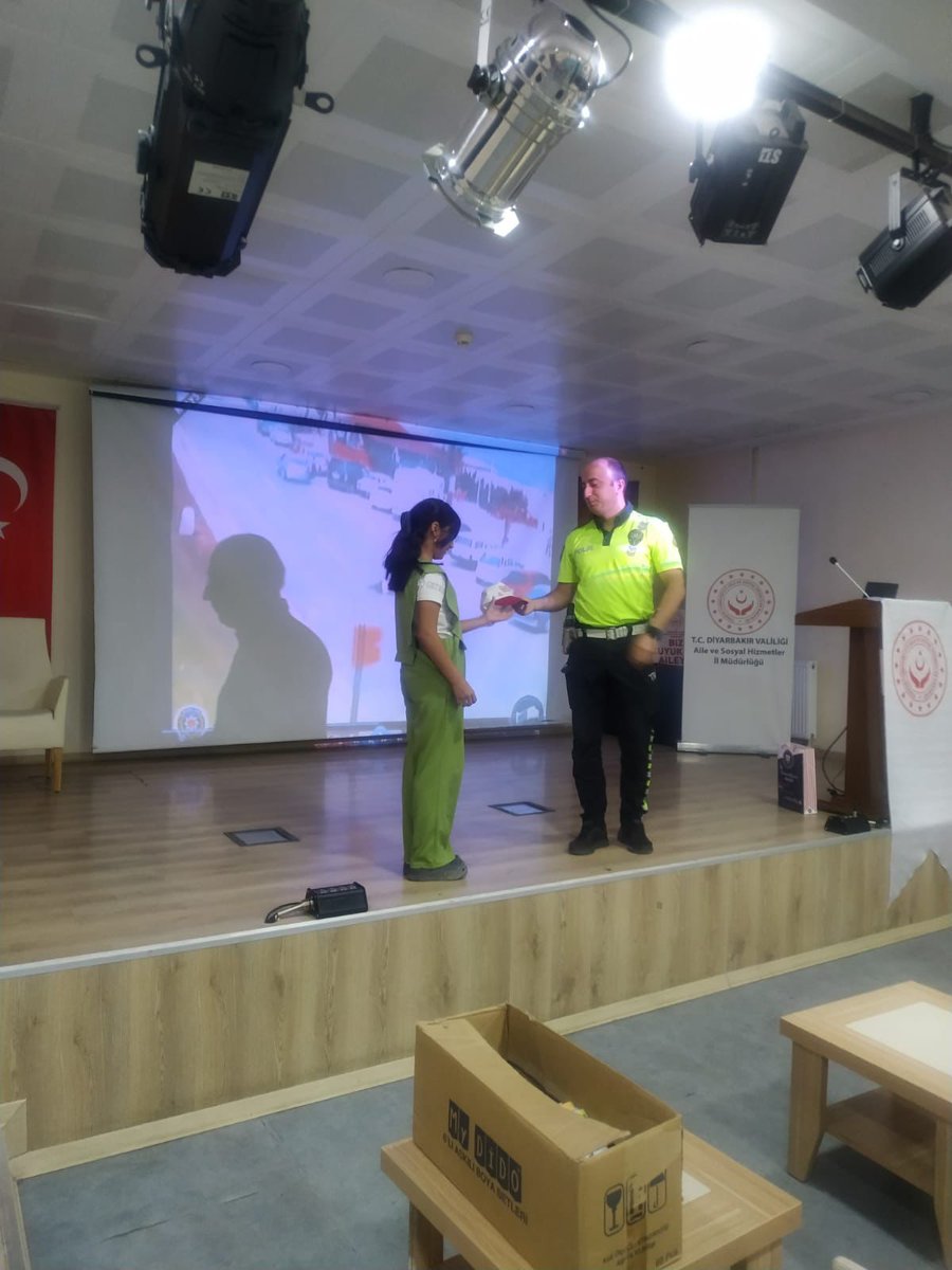 Trafik Denetleme Şube Müdürlüğümüzce, 02.09.2025 günü Diyarbakır İl Sosyal Hizmetler binası toplantı salonunda 20 öğrenci ve velisinin katılımıyla trafik kazası risklerinin azaltılması konulu eğitim verilmiştir.
