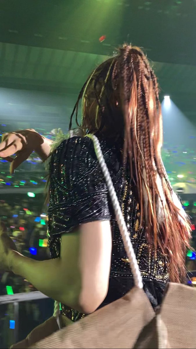 Ricco_lapis's tweet image. 武道館の衣装展示で見上げる角度で撮って
「彼女目線の写真いただきましたww」とか遊んでたのに
まさか横アリでリアルきっくんを撮る機会に恵まれるとは思わなかった
157cmの人から見上げたきっくんの背中です
どうぞお納めください🤲
#MSSP横アリ