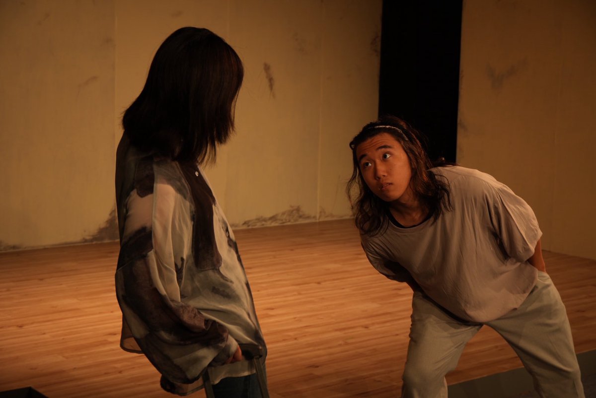 『HIDEOUT』
明日からついに開演です🚪

明日の予定
9/5(金) 13:00〜/18:00～
※上演時間: 約110分(途中休憩なし)
※受付開始・開場: 開演30分前から

▽ご予約は前日まで
ticket.corich.jp/apply/390819/

撮影:發見様

#HIDEOUT