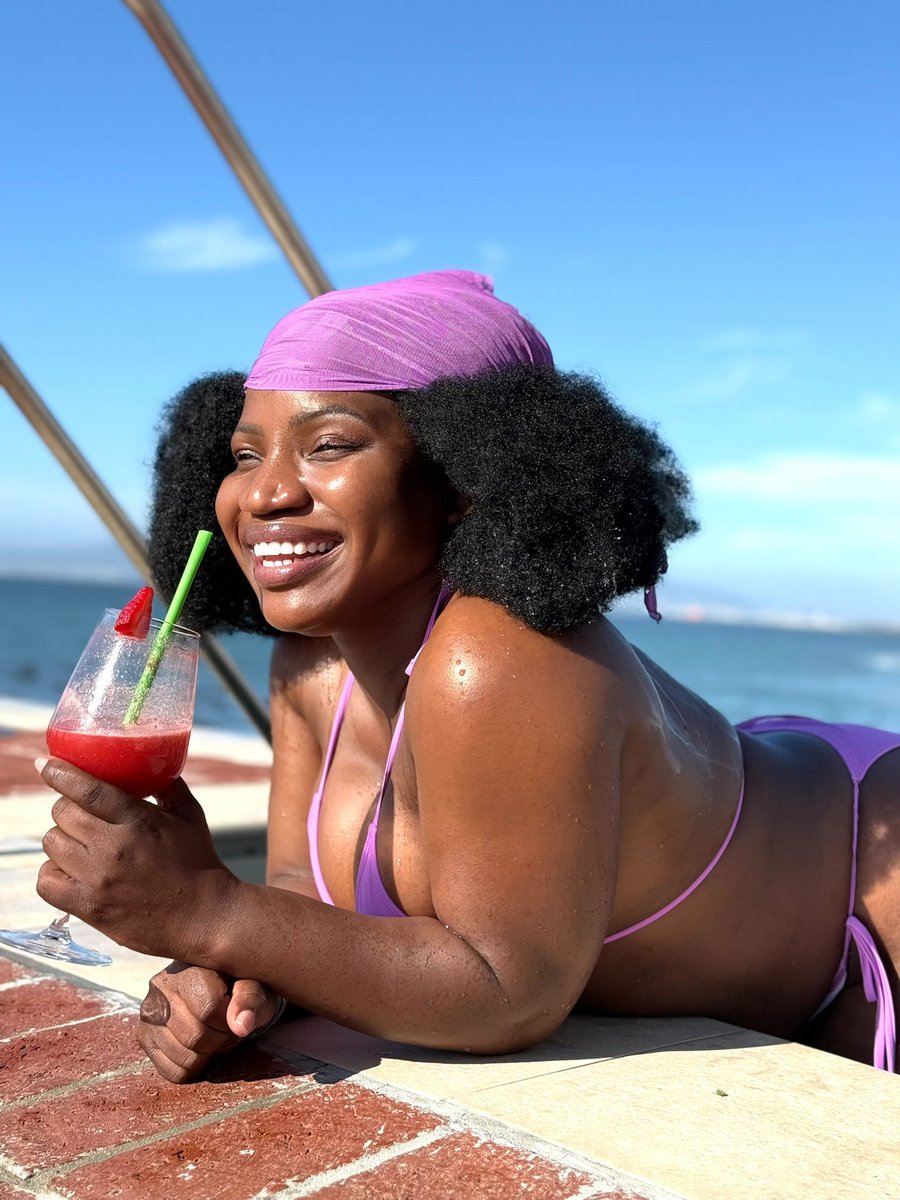 MakhadziSA's tweet photo. Sesie ka rose dropping tonight.. 

I had to crop my bums cz I know the danger I cause when I post my pikini pictures , veseline go stock out 🏃‍♂️ . 
Chipi ke chipi bafana 😂 https://t.co/lk1a78IuuT