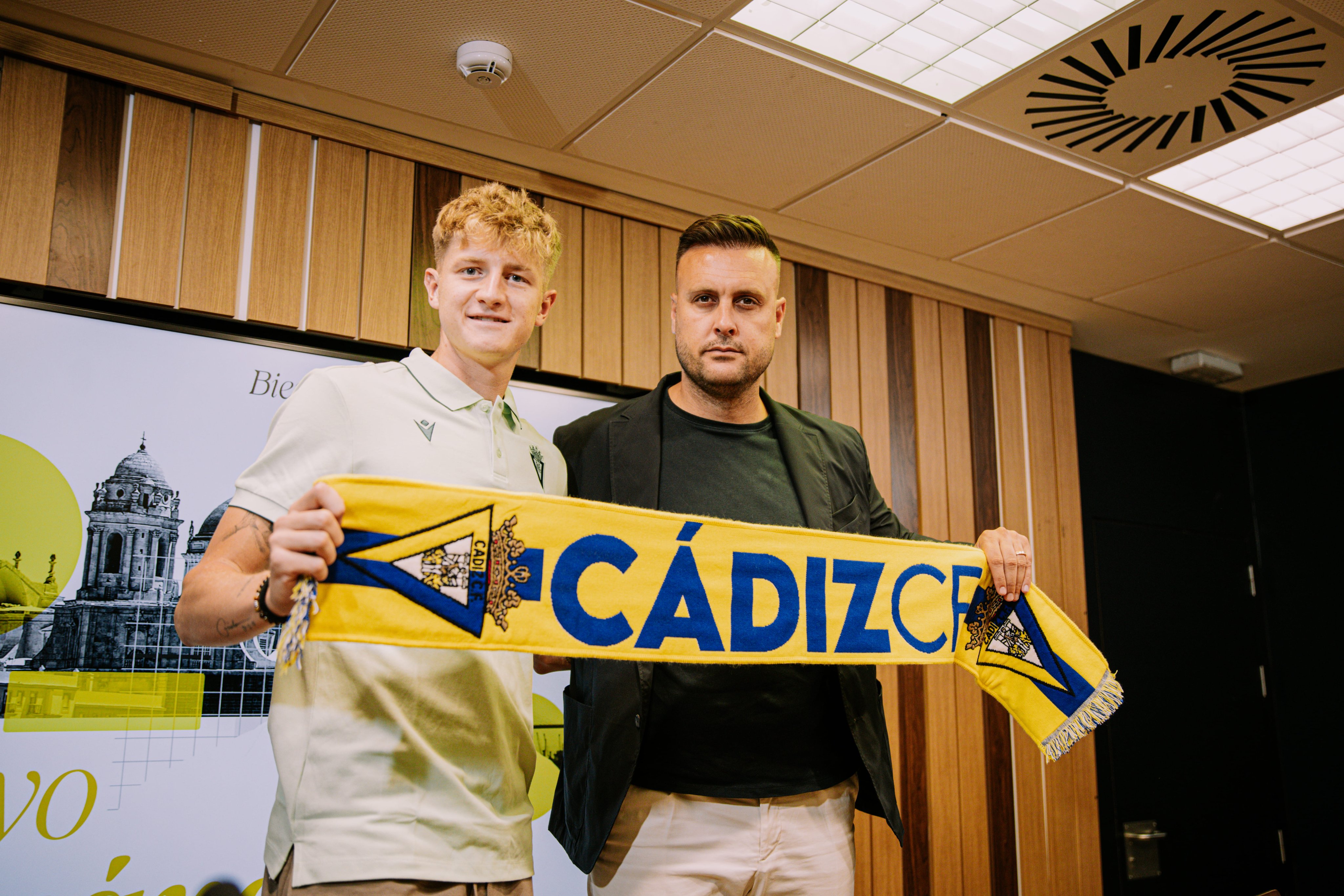 Pelayo Fernández, el día de su presentación junto a Juan Cala (Foto: CCF).