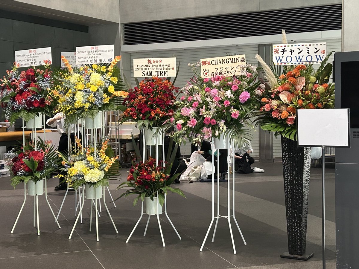 love_dive372323's tweet image. 会場のグッズ販売ブースとお祝いのお花

こちらの写真でもいいよと思っていただけますかた、どなたでも写真の共有OKです😊✨✨

どうぞよろしくお願い申し上げます🙇🏻‍♀️💕💕

#チャンミンソロコン
#東京国際フォーラム