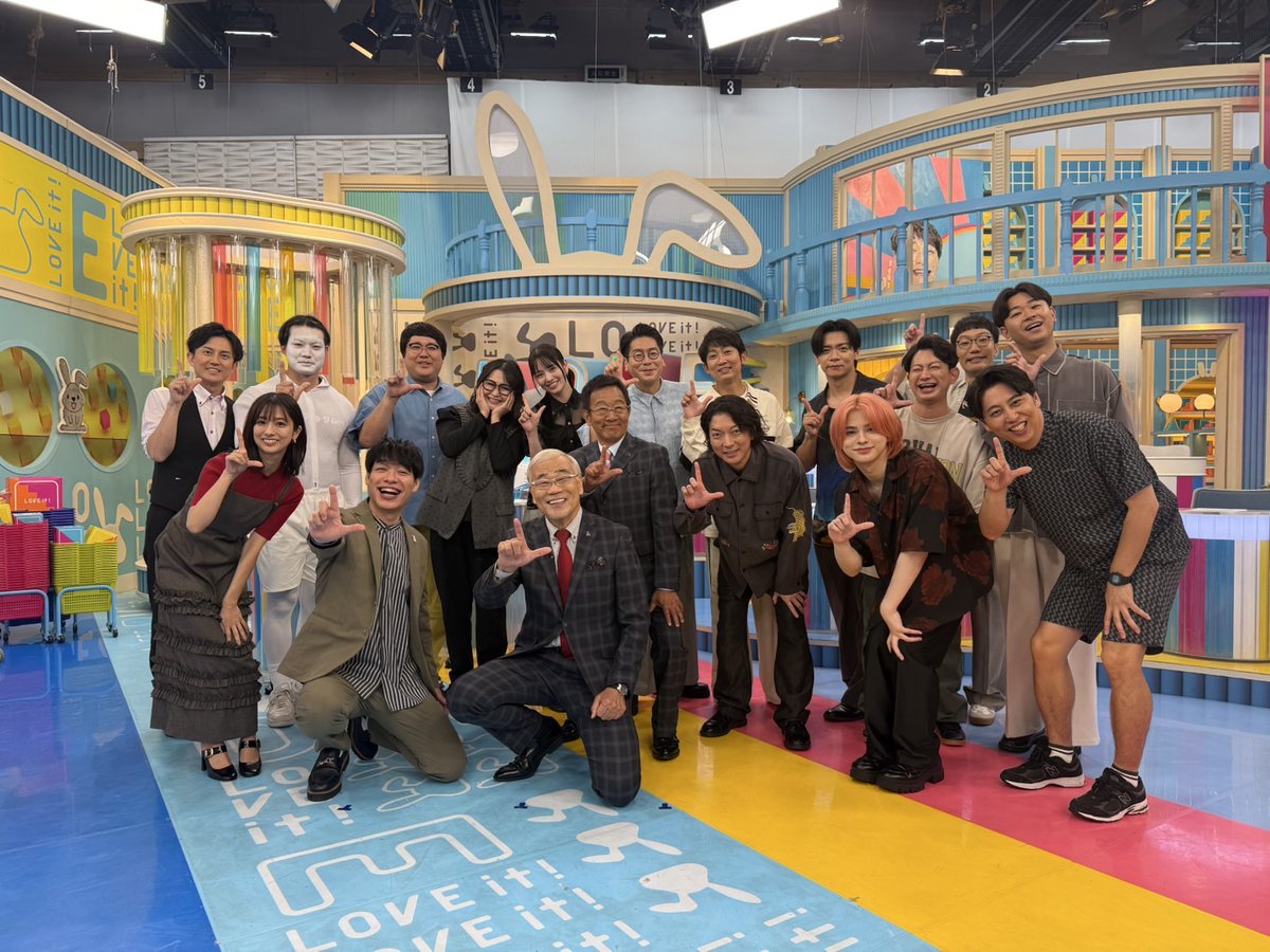 生放送❗ラヴィットに🐰出演川島君も.皆も早朝からよく頑張るね👊手がうまく動かなく…お寿司しの食べ方が汚く成って…何処かの大臣みたいで申し訳なかった⤵️
ただパター合戦は⛳…何とか体が動いて勝てて良かった 😊吉本ゴルフ大会２回優勝🏆の面目躍如…早くゴルフが出来る身体に成りたいなぁ😓