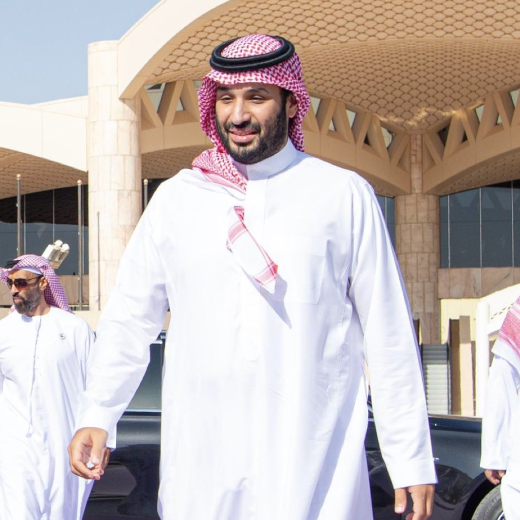 يعلم الله الذي لا إله غيره إني أحبه وأدعوا له من كل قلبي إن الله يحفظه بحفظه ويطيل بقاءه على طاعته ويعزه بعزه، وأسأل الله في كل دقيقه أو ثانيه يهم بها من أجل دينه و وطنه وشعبه أن يجعلها حجاباً له من النار ورفعةً له في الدرجات 

ليتني أمامه فأحظى بتقبيل كتفه ورأسه، حفظ الله سيدي