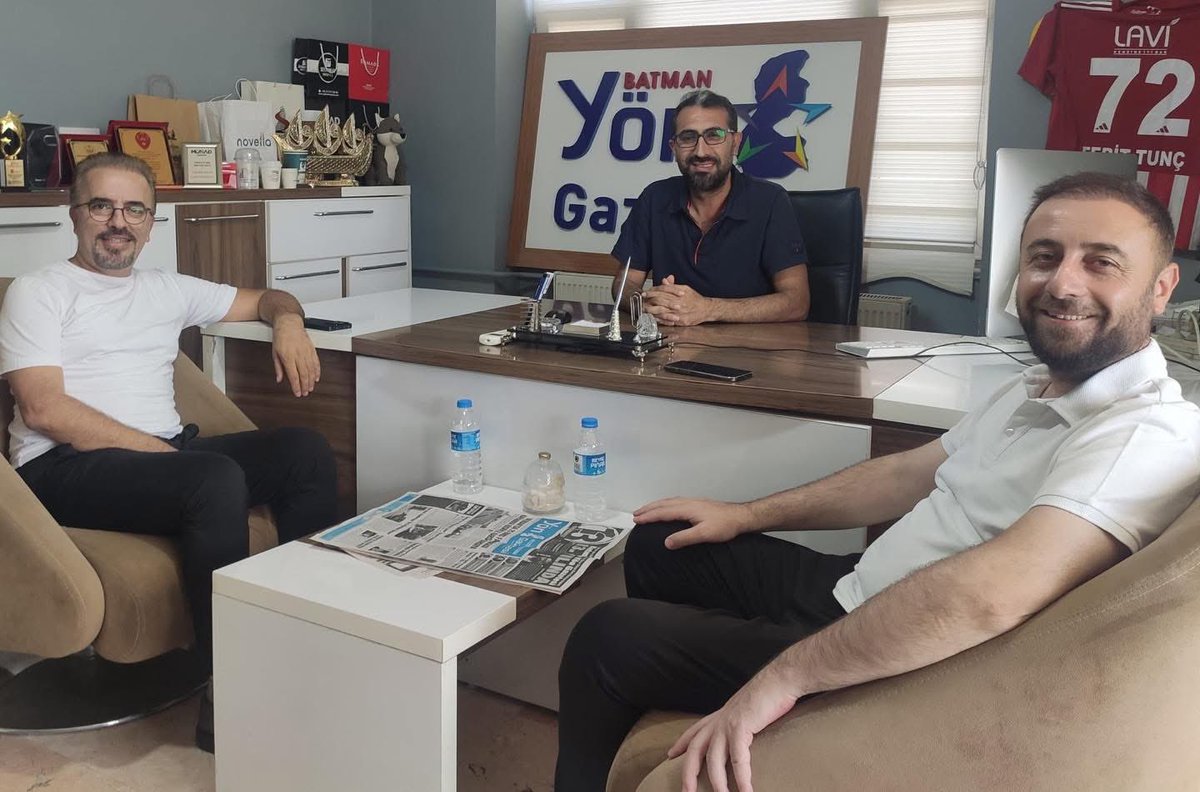 Batman Yön Gazetesi’nin 13. yılı vesilesiyle gazetenin imtiyaz sahibi Ferit Tunç ve gazete çalışanlarını ziyaret ettik.

Gazetecilik mesleğini akademik bir titizlikle icra eden ender isimlerden biri olan Ferit Tunç, farklı bakış açısı ve özgün yaklaşımıyla gazetecilik anlayışına