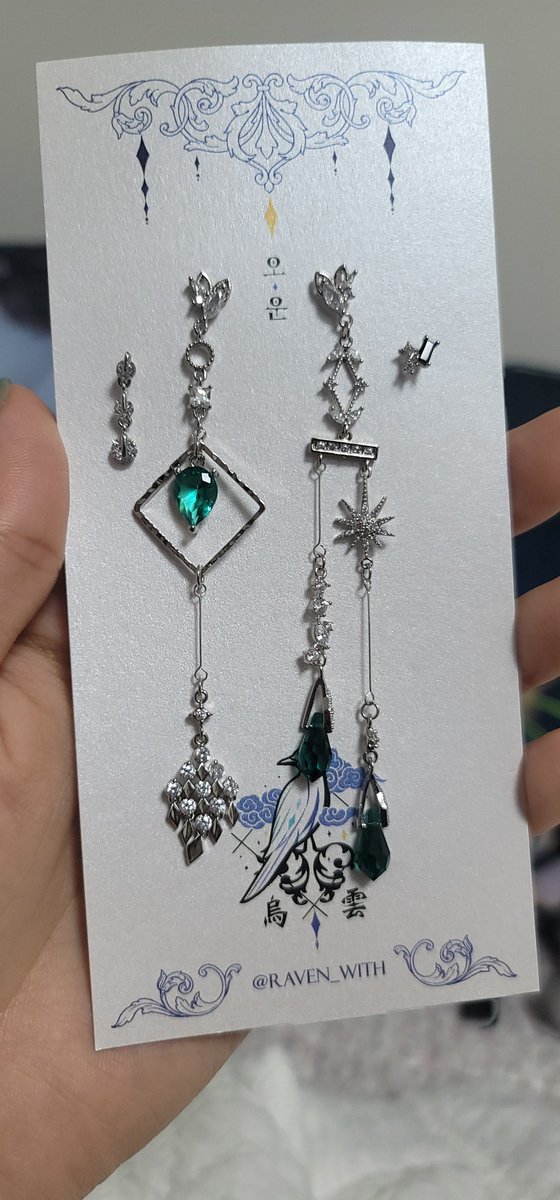 실물왔다
체시샤는 퇴근하자마자
실물보고 함박웃음을 지엇고요...
너무 행복햇....

오운님 커미션💕 (<a href="/Raven_with/">오운 : 烏雲</a>)