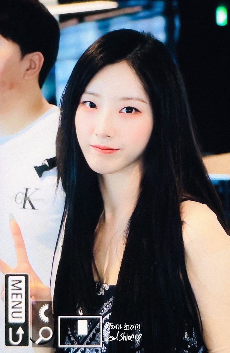 haseulhour tweet picture