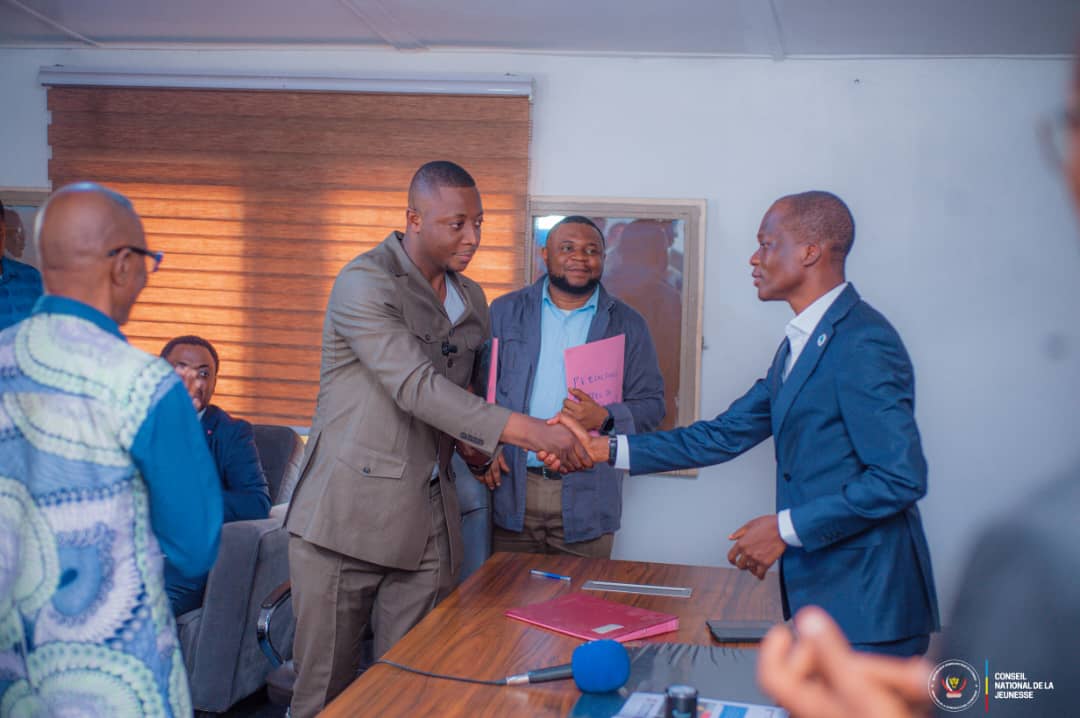 Ce mercredi 03 Septembre 2025, j’ai procédé à la remise et reprise avec mon prédécesseur, l’Ambassadeur William Mukambila, au siège du Conseil National de la Jeunesse.

Je rends hommage au travail accompli par mon prédécesseur et j’invite toute la jeunesse à l’unité et à