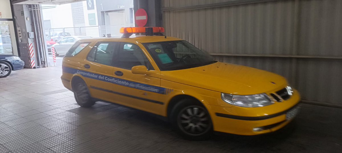 En el aeropuerto de Bilbao sigue rodando el #Saab 9-5. Encargado de un aspecto importante de la seguridad, como no podría ser de otro modo.

#Motor