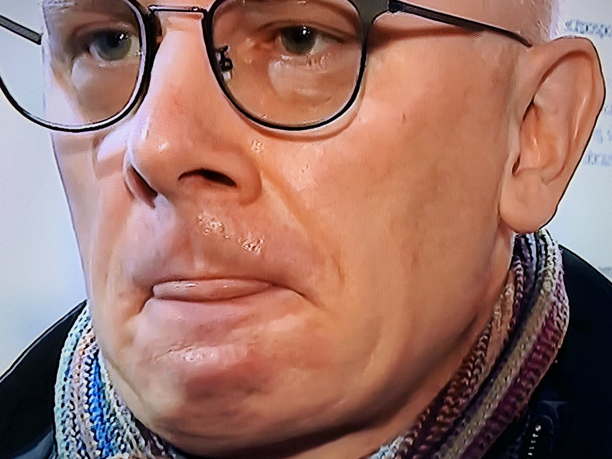 Ale wiecie, że oni ukryli przed Amerykanami fakt, że jeden z członków delegacji nie ma certyfikatu dostępu do informacji niejawnych?