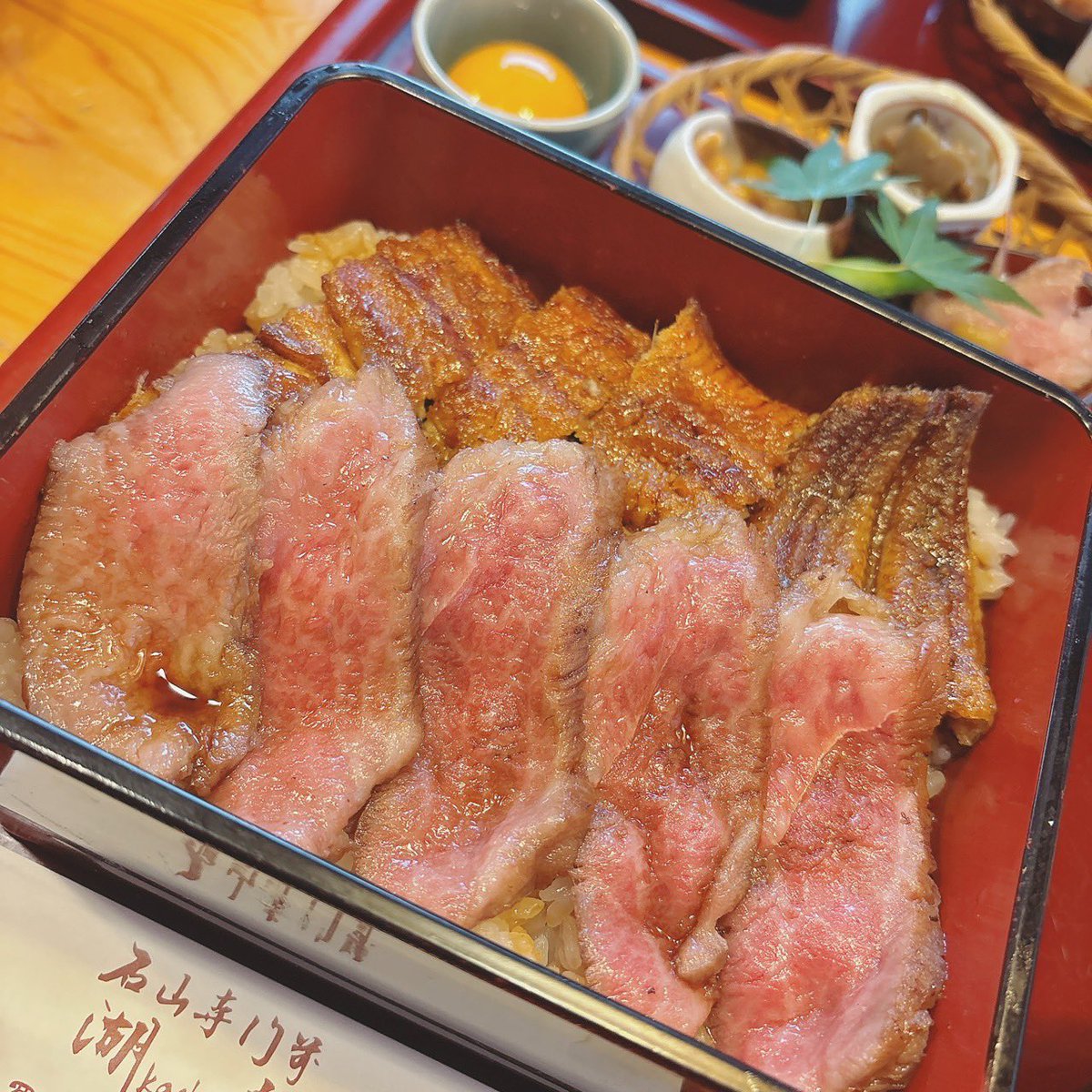 先日、うな牛重を食べてきました！
こちらのお店では近江牛も一緒に食べることができ、どちらも美味しかったです✨
美味しいものは元気がでますね😊

#うなぎ
#近江牛
#石山寺