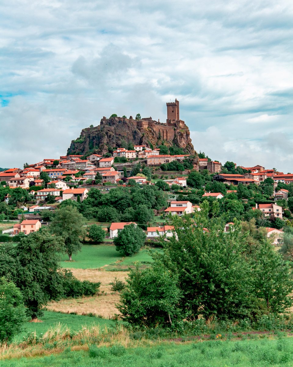LPBVF's tweet photo. Polignac, perché au-dessus de la vallée de la Loire 🏰

Un village où l’histoire et la sérénité se rencontrent.

📷 ©Solène d'ARGY

#plusbeauxvillagesdefrance #Polignac #HauteLoire https://t.co/gnnfXfA83y