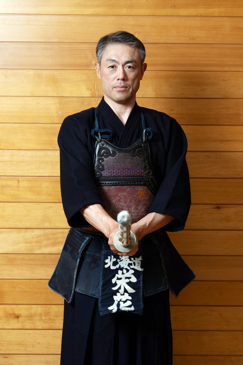 10月号特集より栄花直輝教士八段の言葉を紹介します。
「地稽古や試合は応用動作なので、基本とは違いますが、ここが乖離してしまうと素振り・打ち込み・地稽古・本番が一本の糸でつながりません。工夫することは大事ですが、工夫のみが先行すると基本の裏付けがない我流になってしまいます」
#剣道