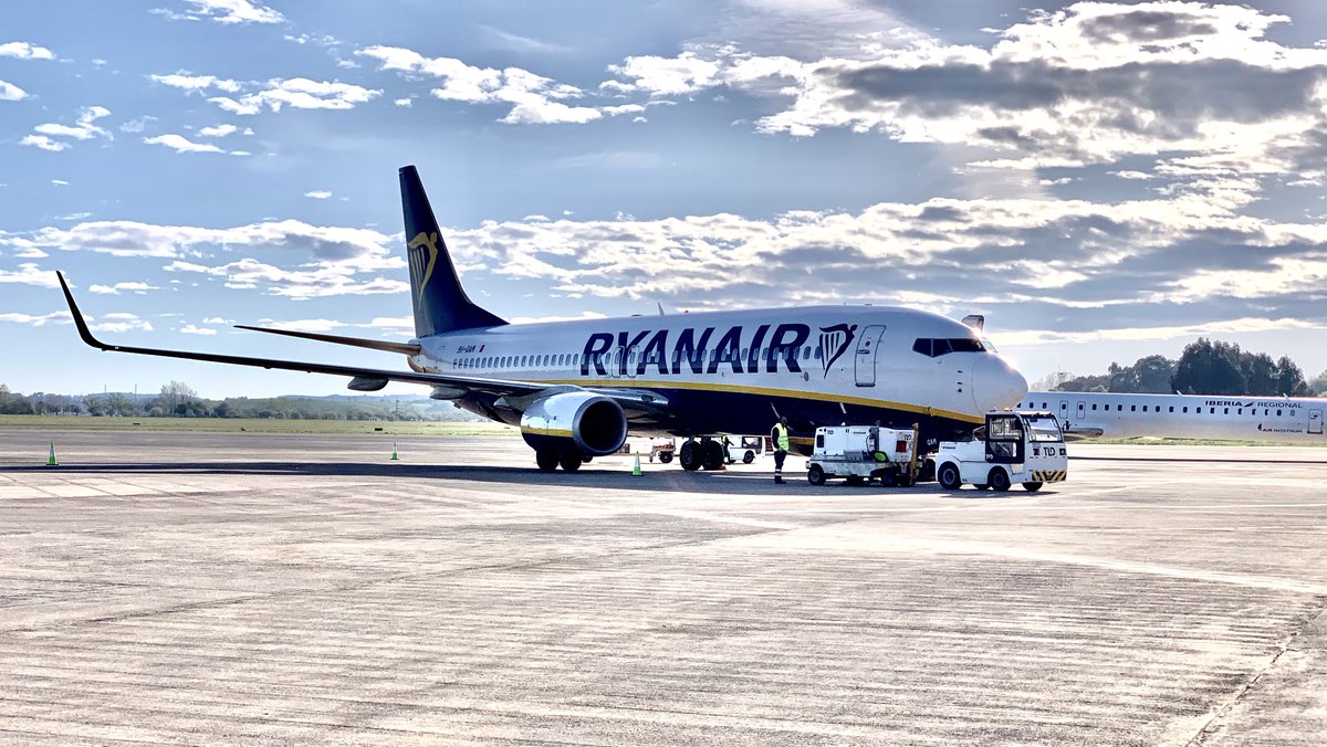 ⚠️⚠️#Ryanair cierra este invierno su base de 2 B737 en Santiago de Compostela y deja su operativa allí en mínimos. Se acaban los vuelos a Mallorca, Málaga, Ibiza, Madrid, Barcelona, Zaragoza, Menorca y Gran Canaria. Mantendrá una única ruta internacional: Londres-Stansted, 2x/w.