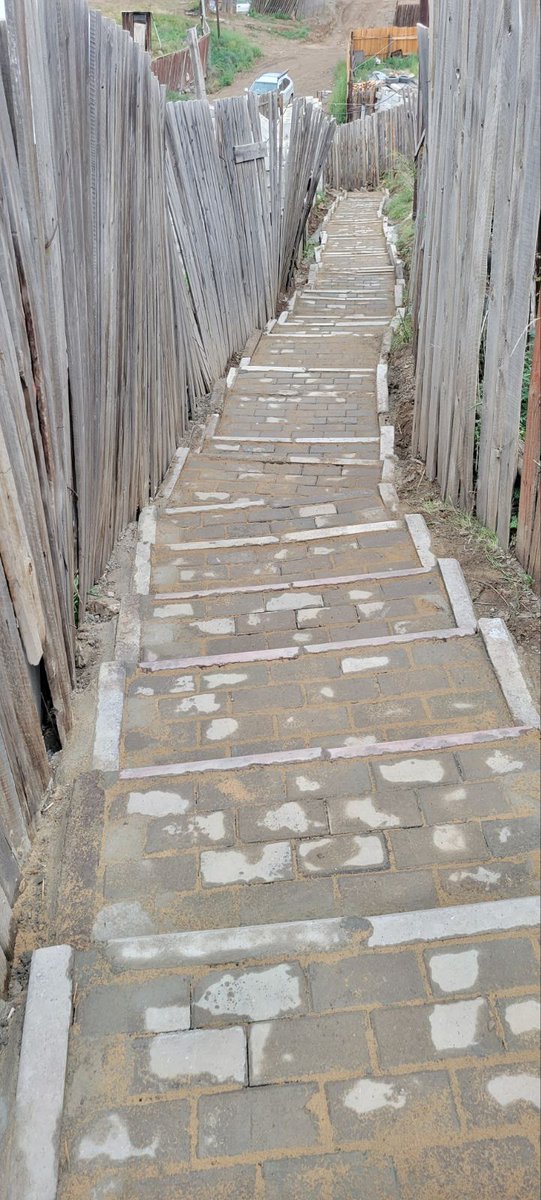 Хотын төвийн явган замын хуучин хавтангаар гэр хороололд ууланд иймэрхүү нарийн гудамжинд шат, явган зам хийх чинь янзтай болжээн. Чингэлтэй