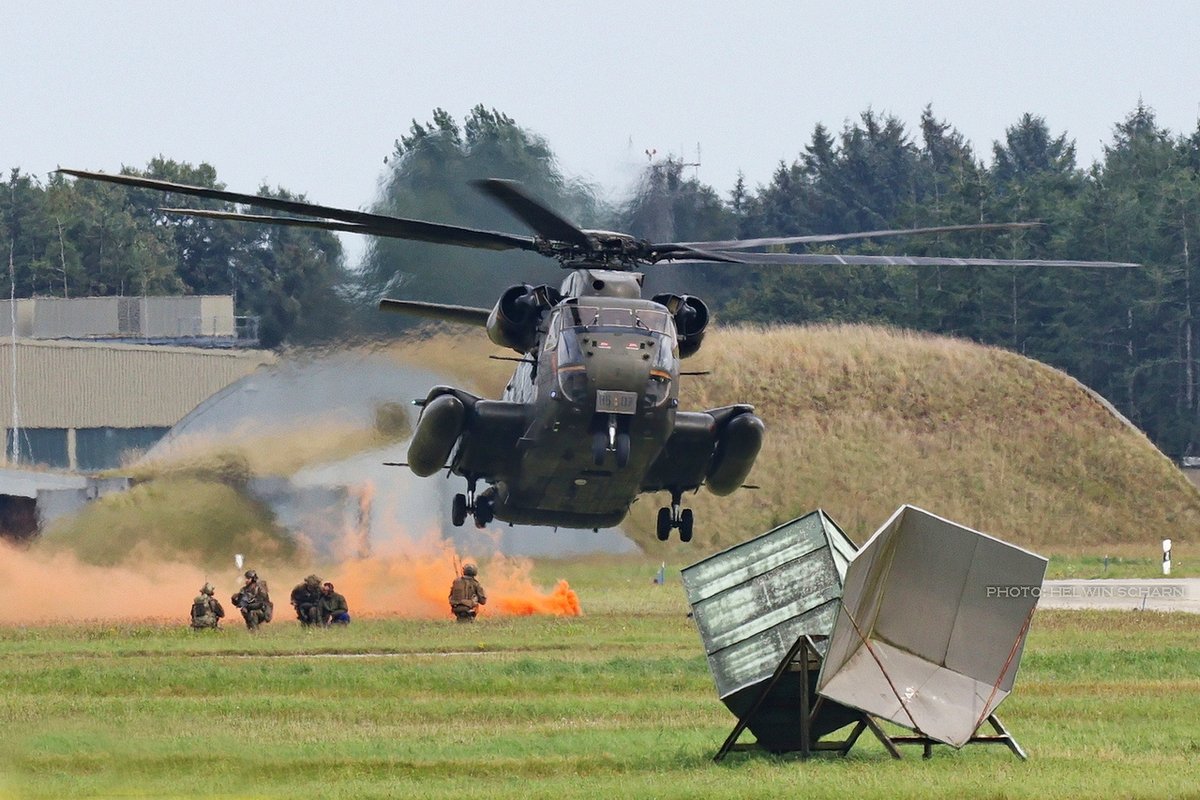ScharnHelwin's tweet photo. Zwei Impressionen vom gestrigen (3.9.25) Training für #SNAP2025 in #Jagel. Beteiligt waren u.a. eine #CH53GS des HSG 64 und eine 🇫🇷 #KC130 der deutsch-franz. Luftransportstaffel. #Luftwaffe https://t.co/fY0fcx6kv0