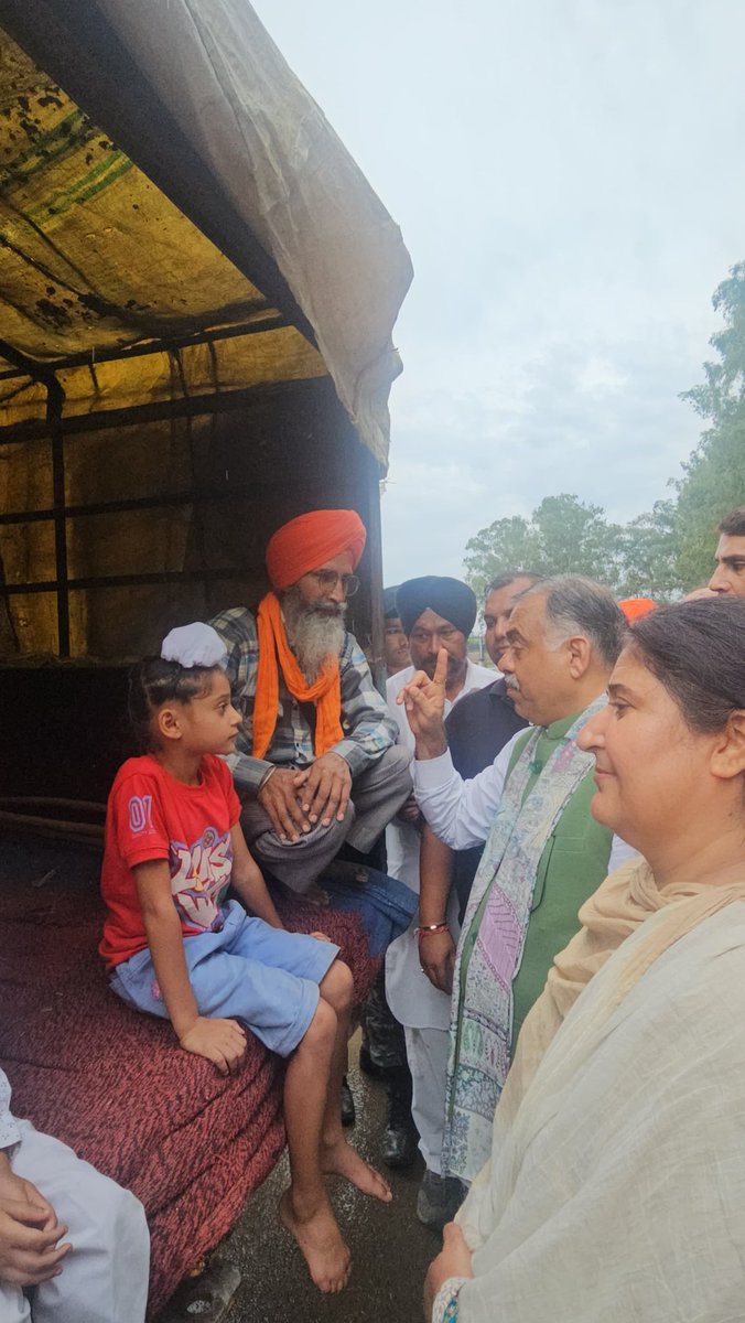 AryaPathakIND's tweet photo. @iamgurpreetmaan @officeofssbadal @harjotbains @KuldeepSinghAAP @SGPCAmritsar @khalsaaid_india @vikramsahney You forgot to Mention BJP National General Secretary Tarun Chugh who's there in Amritsar, Gurdaspur and Pathankot and helping the flood victims. https://t.co/wjza4O0bfZ