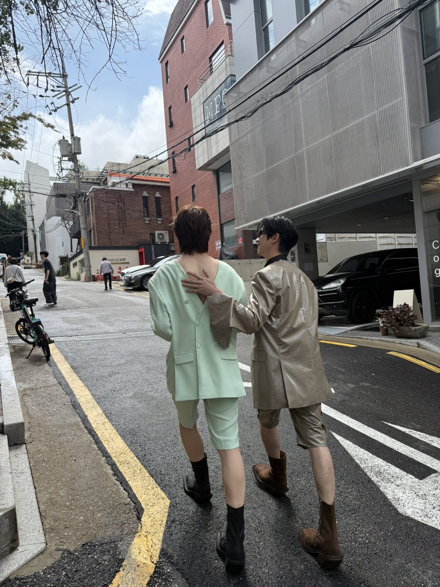 jiroforblue's tweet image. วันนี้น้องก้องแต่งตัวน่ารักเรียบร้อยไง เซฟตี้ประจำตัวสบายใจหายห่วง มีพี่โทอยู่ทั้งคน 

THOMASKONG IN SEOUL FSW
#TMKxGREEDILOUS
#โทมัสก้อง #thomaskong