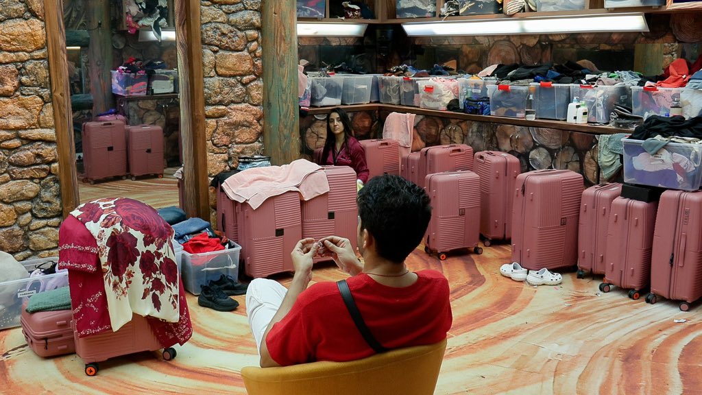 The troublemaker strategy?

Ashnoor wonders how to make Abhishek do his duties, but Gaurav hints it might just be part of Abhishek’s gameplay. Carelessness or strategy? 👀

Watch the drama unfold on #24HrsChannel of #BiggBoss19, streaming now, only on #JioHotstar