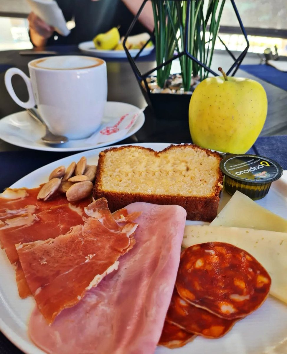 ¡Disfruta de nuestro desayuno tipo buffet!
Dulce o salado, frío o caliente, puedes elegir entre una gran variedad de productos y bebidas para que afrontes tus vacaciones con la mayor energía.

Reservas ⬇️
📧 info@elcielodemuriel.com
📲 975 040018

#elcielodemuriel #hotel #soria