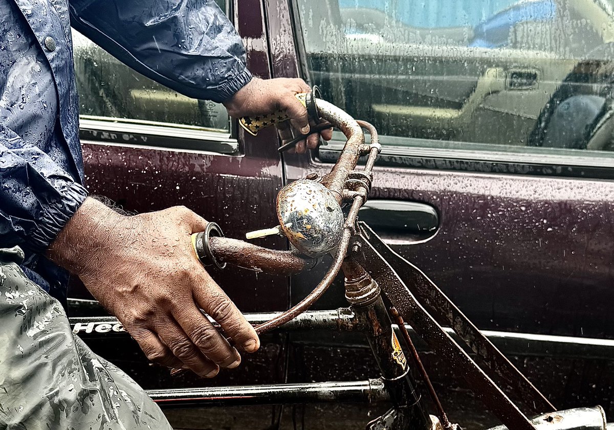 ज़िंदगी की बारिश कितना ही ज़ंग लगाए , काम का पहिया चलता जाता है । 
मेरे बाबूजी ऐसे ही दुपहिए पर काम पे जाते थे ताकि हमें चार पहिए नसीब हों 🫡🙏