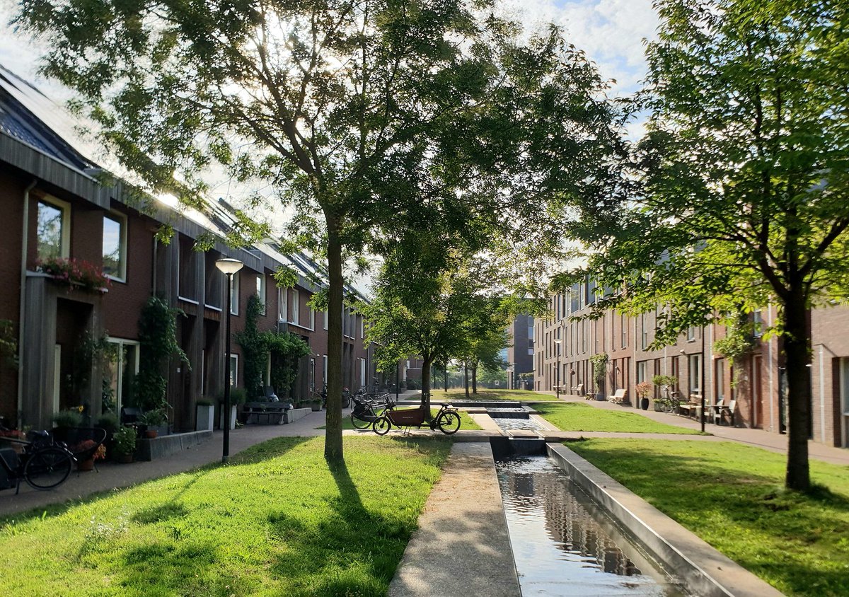 NandaSluijsmans's tweet photo. Op zoek naar mooie #straatjes en #pleinen? #Amersfoort heeft ze ook volop!π₯°
#Leefstraatjes #Bomenpleinen https://t.co/JzXju0H76L