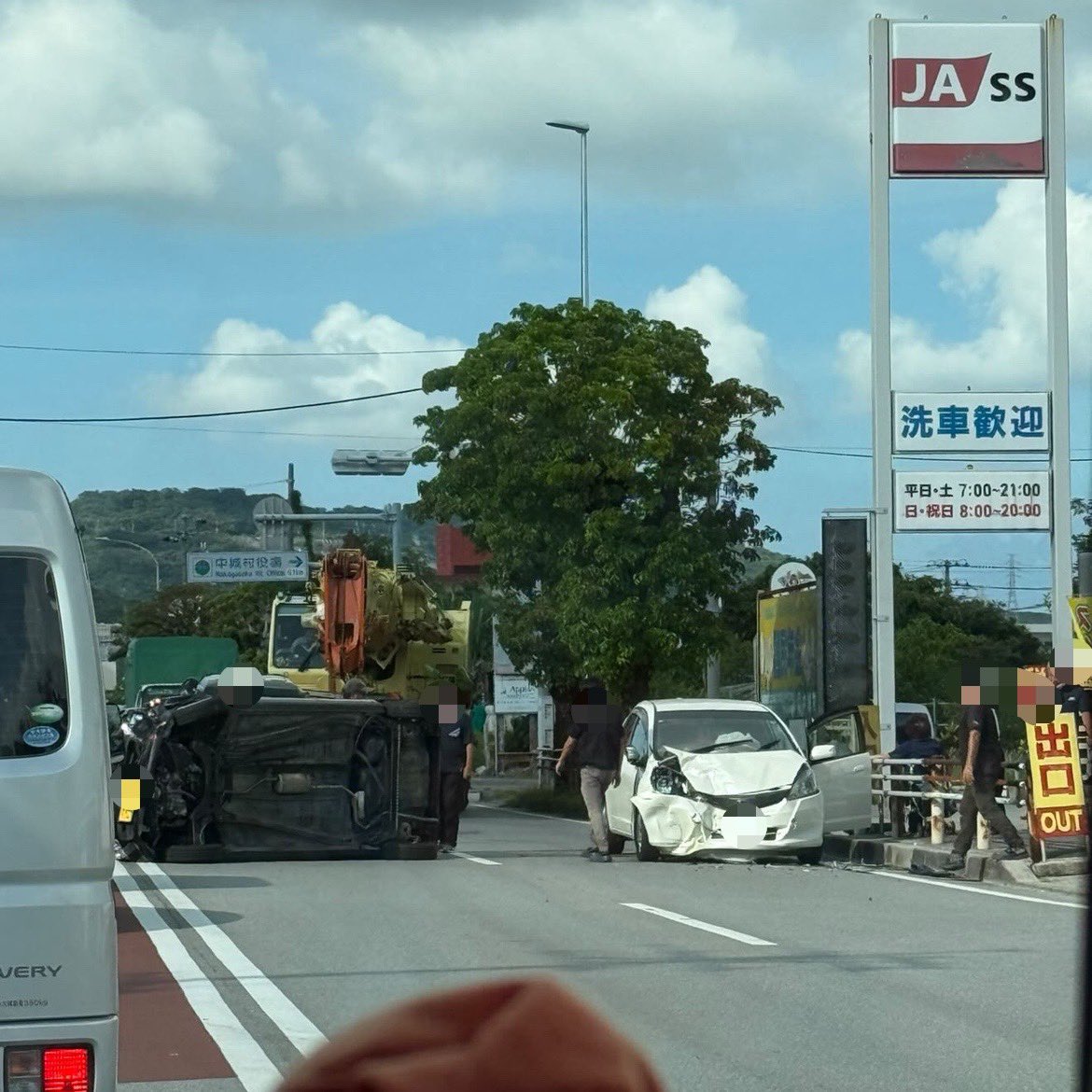 沖縄県地元情報局】 329号線 中城村当間 JA給油前 西原向け2台絡む事故
