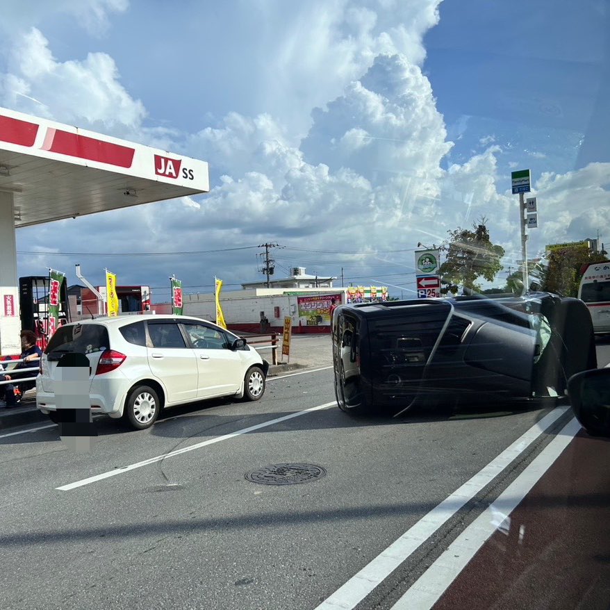沖縄県地元情報局】 329号線 中城村当間 JA給油前 西原向け2台絡む事故