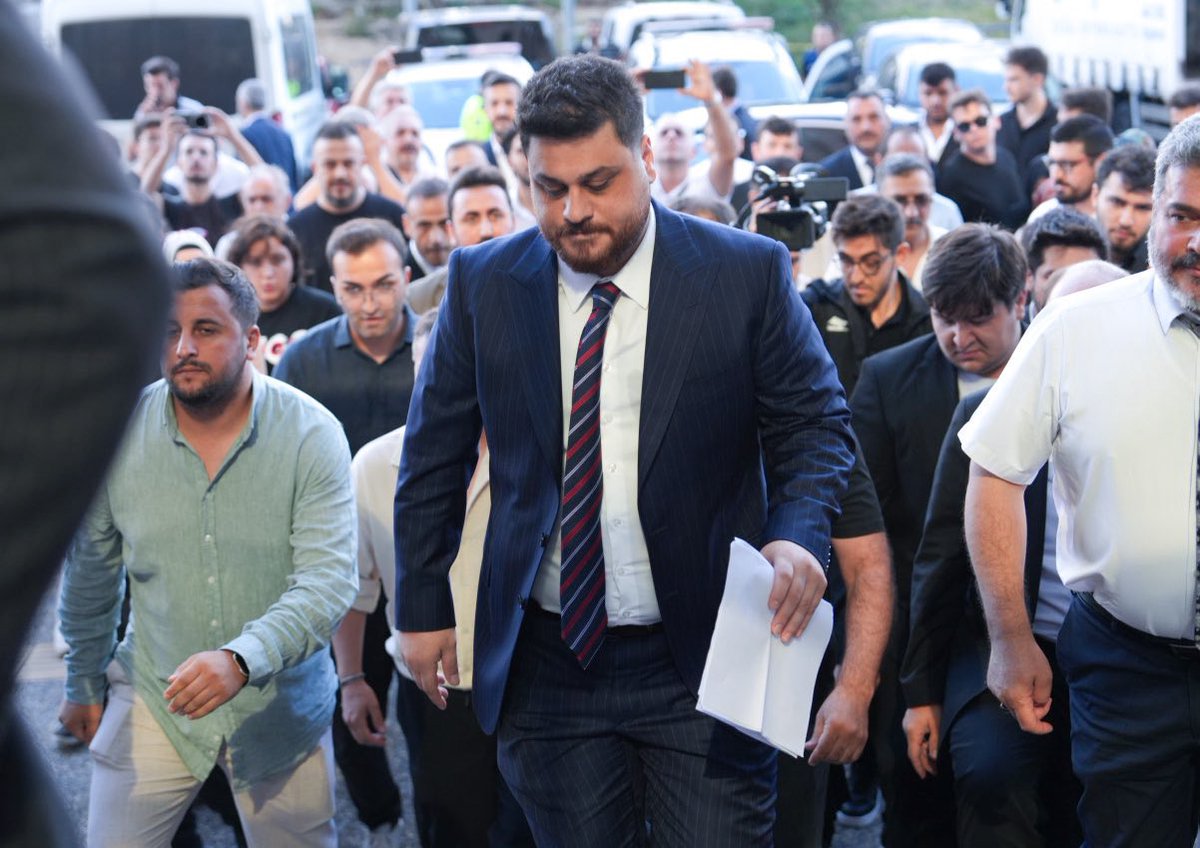 Genel Başkanımız Hüseyin Baş “Cumhurbaşkanına hakaret” iddiasıyla hakim karşısına çıkmak için Çağlayan Adliyesi’ne geldi.