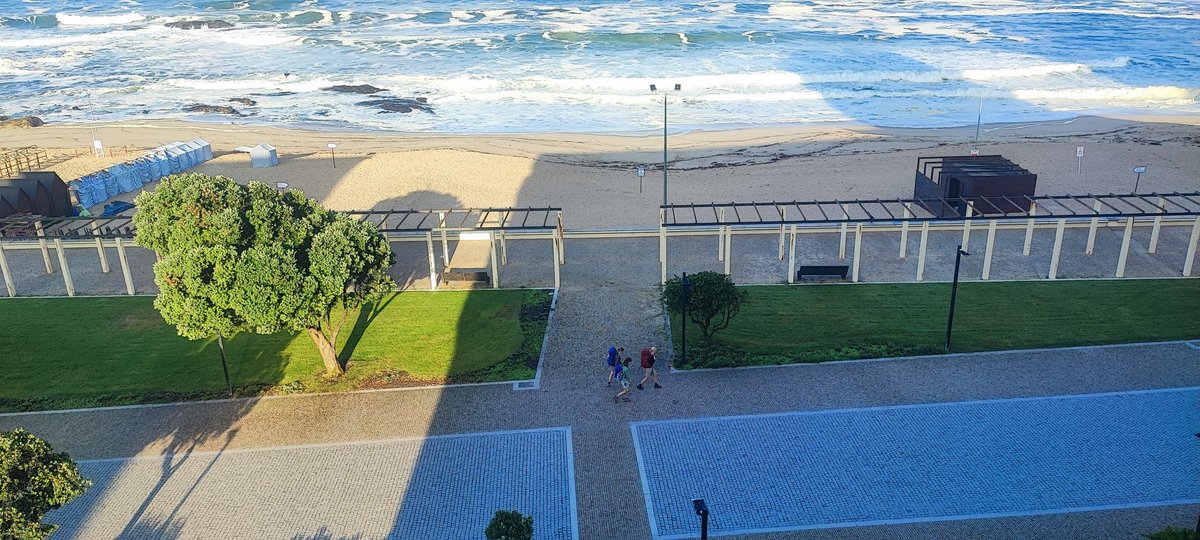 É incrível a quantidade de peregrinos no Caminho de Santiago português pela costa.