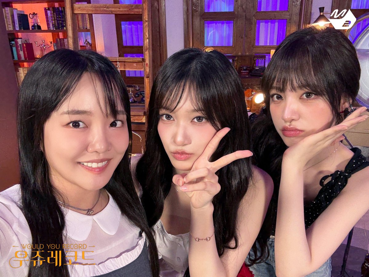M2MPD's tweet photo. 우주에 울려 퍼질 윤하X리즈X이서의 목소리
그 행복한 순간의 기록🌌🐱🐯

[우쥬레코드] 아이브 편
▶ https://t.co/HiIpxWA6Py

#우쥬레코드 #WOULD_YOU_RECORD
#윤하 #YOUNHA @younhaholic
#IVE #아이브 @IVEstarship https://t.co/vhIlY58LNA