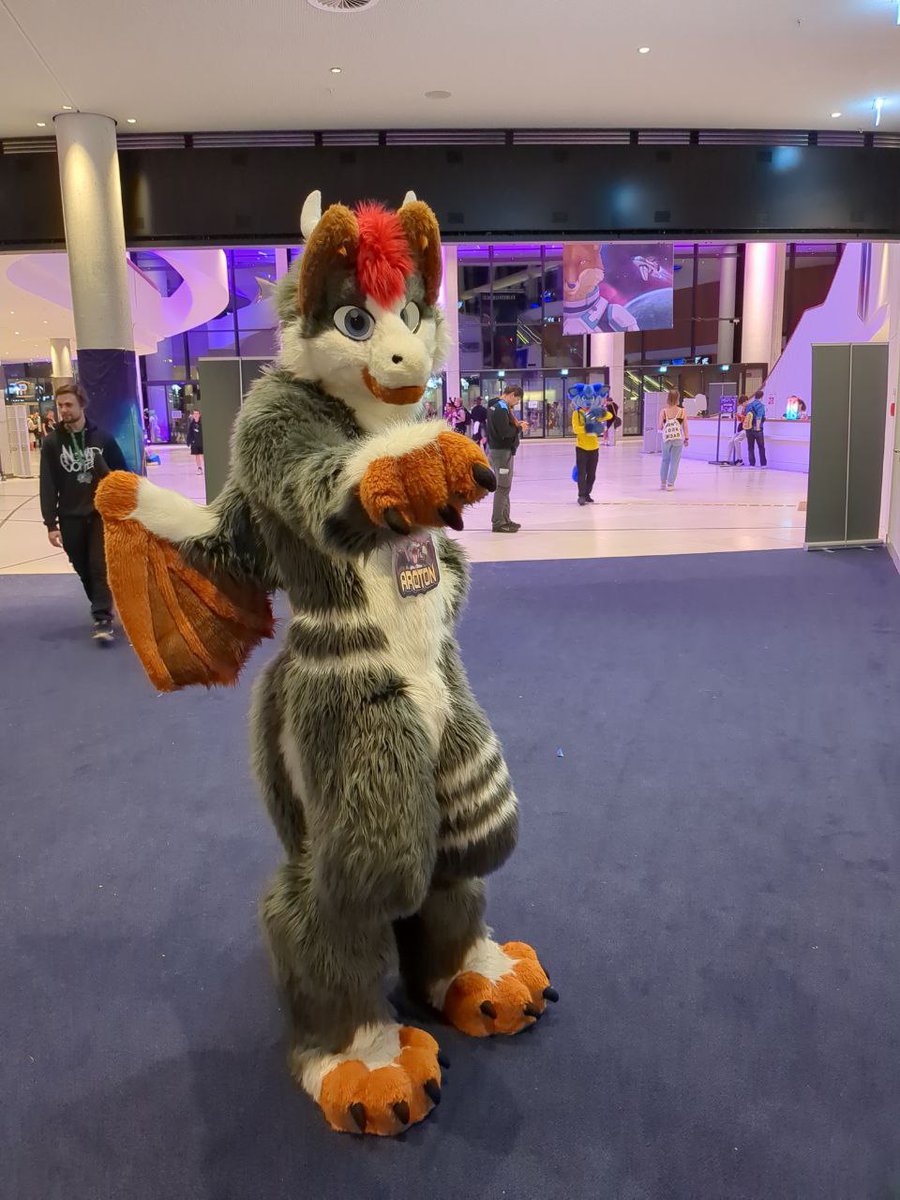 Ho's that! Come! And join us at #eurofurence 
First day at the con. Photo by Lameness
Sadly my camera was broke all of my photos at the first day
