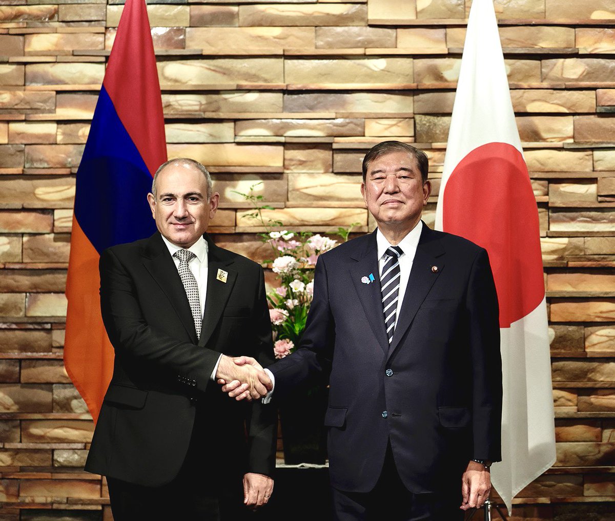 Productive meeting with 🇯🇵PM <a href="/shigeruishiba/">石破茂</a> in Tokyo.
We agreed to inject new momentum into 🇦🇲–🇯🇵 cooperation in trade, investment, education, culture &amp; tourism, paving the way for deeper partnership &amp; shared prosperity. 
Exchanged views on international &amp; regional developments.