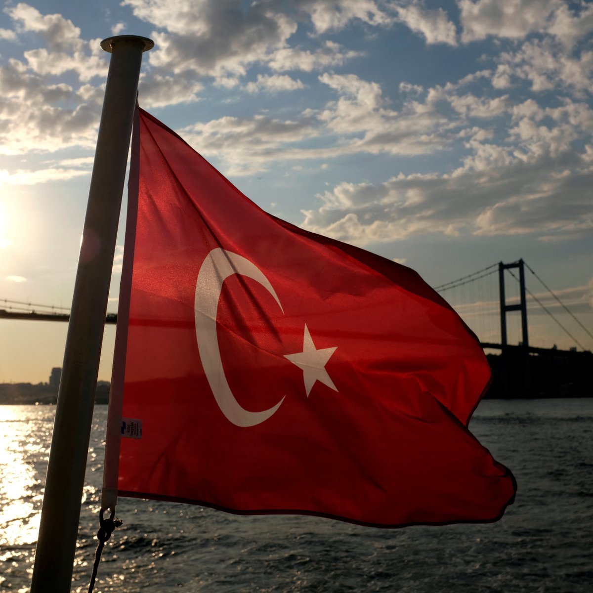 bosunatiklama's tweet photo. Altan Sancar: "Google'a erişemeyince önce internette problem olduğu sonra da erişim yasağı gelebileceği aklınıza geliyor.

Çökme ihtimalini ise en son düşünüyorsanız, Türkiye'de yaşıyorsunuz." https://t.co/WUbPu2H46v