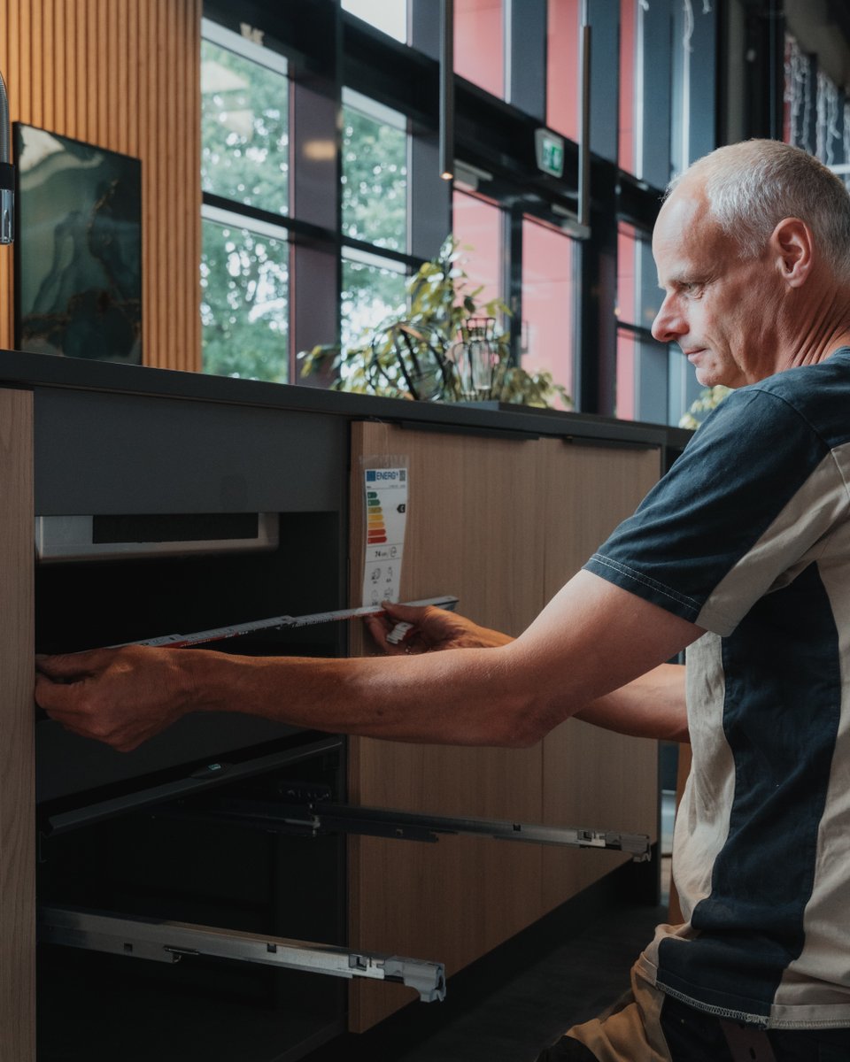 🍳 Backofen-Einbau mit Meisterhand? Unser Monteur rockt das! 🛠️ Moderne Technik &amp; smarte Funktionen per App – bequem &amp; effizient! 😊 👉 kuechenmennen-beratung.de #KüchenMennen #SmarteKüche #Westerholt #Pewsum #Ostfriesland #Küchenstudio