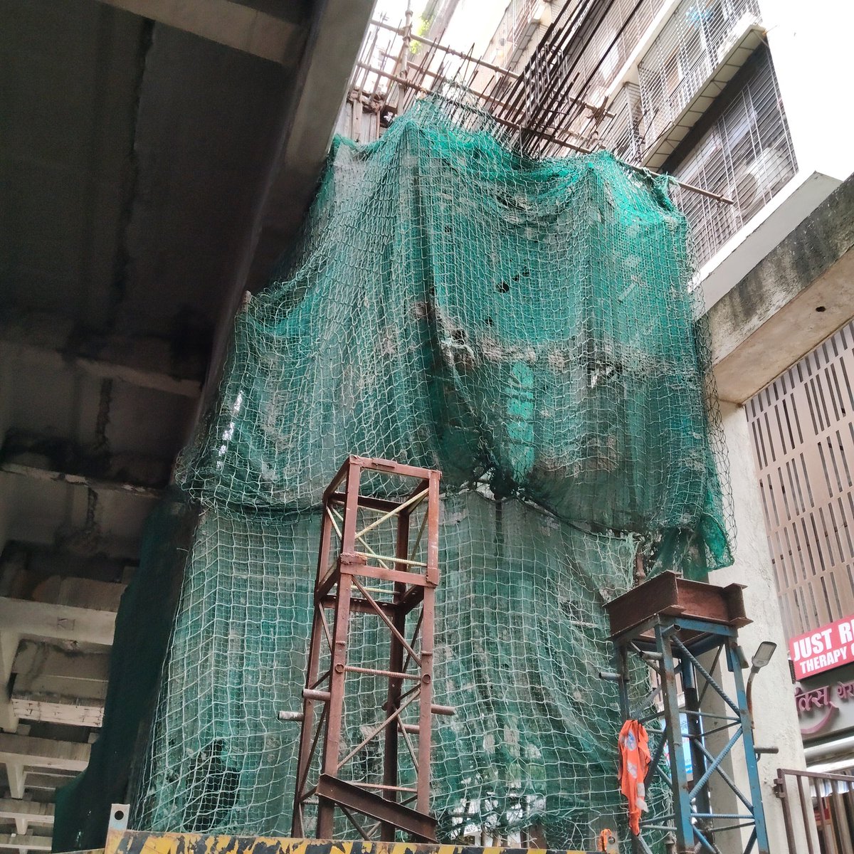 jatinjkothari's tweet photo. Reason Why Mulund - Ghatkopar Ppl are not very excited for metro line 4 : Slow Work, Narrow Gaps, Worst mgmt. Pathetic Planning, 0 Footpath left
@btalkies13 @JaagoCitizens @Payal18Shah @mumbaimatterz @AnantShinde1129 @rajtoday @richapintoi @bhaumikgowande https://t.co/Cm2DrKalbY