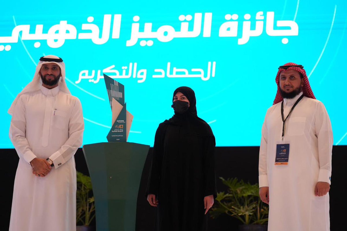 Kfupm_FVC's tweet image. الحمد لله 🤍✨
بعد سنة كاملة من العمل المتواصل في النادي، قدرنا ولله الفضل نحصد جائزة التميز الذهبي في الحفل السنوي للأنشطة الطلابية بـ #جامعة_الملك_فهد_للبترول_والمعادن 🏆
إنجاز يخلّد تعب التيم وجهود ليدرتنا المميزة اللي كانت دائمًا سند ودافع لنا طول السمستر، وكان شعور الفخر…