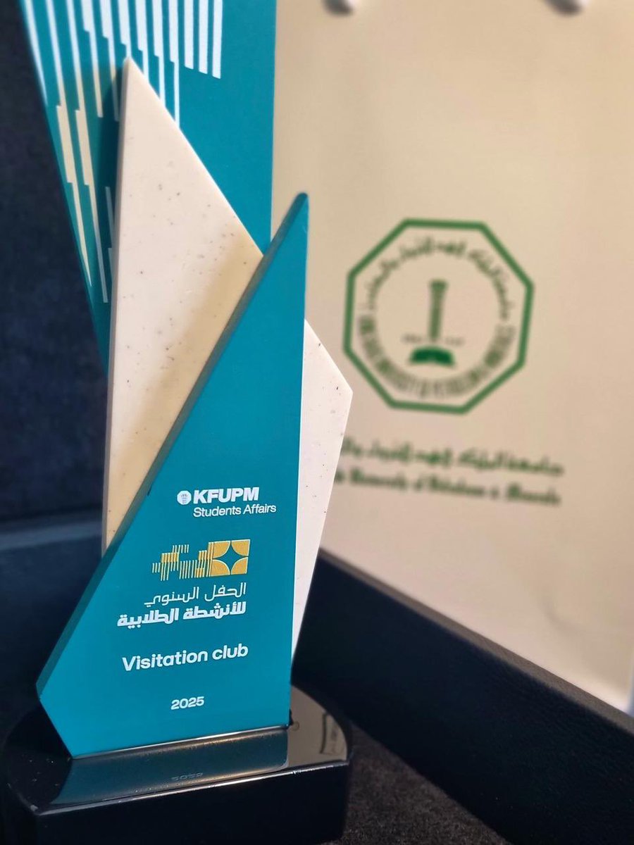 Kfupm_FVC's tweet image. الحمد لله 🤍✨
بعد سنة كاملة من العمل المتواصل في النادي، قدرنا ولله الفضل نحصد جائزة التميز الذهبي في الحفل السنوي للأنشطة الطلابية بـ #جامعة_الملك_فهد_للبترول_والمعادن 🏆
إنجاز يخلّد تعب التيم وجهود ليدرتنا المميزة اللي كانت دائمًا سند ودافع لنا طول السمستر، وكان شعور الفخر…