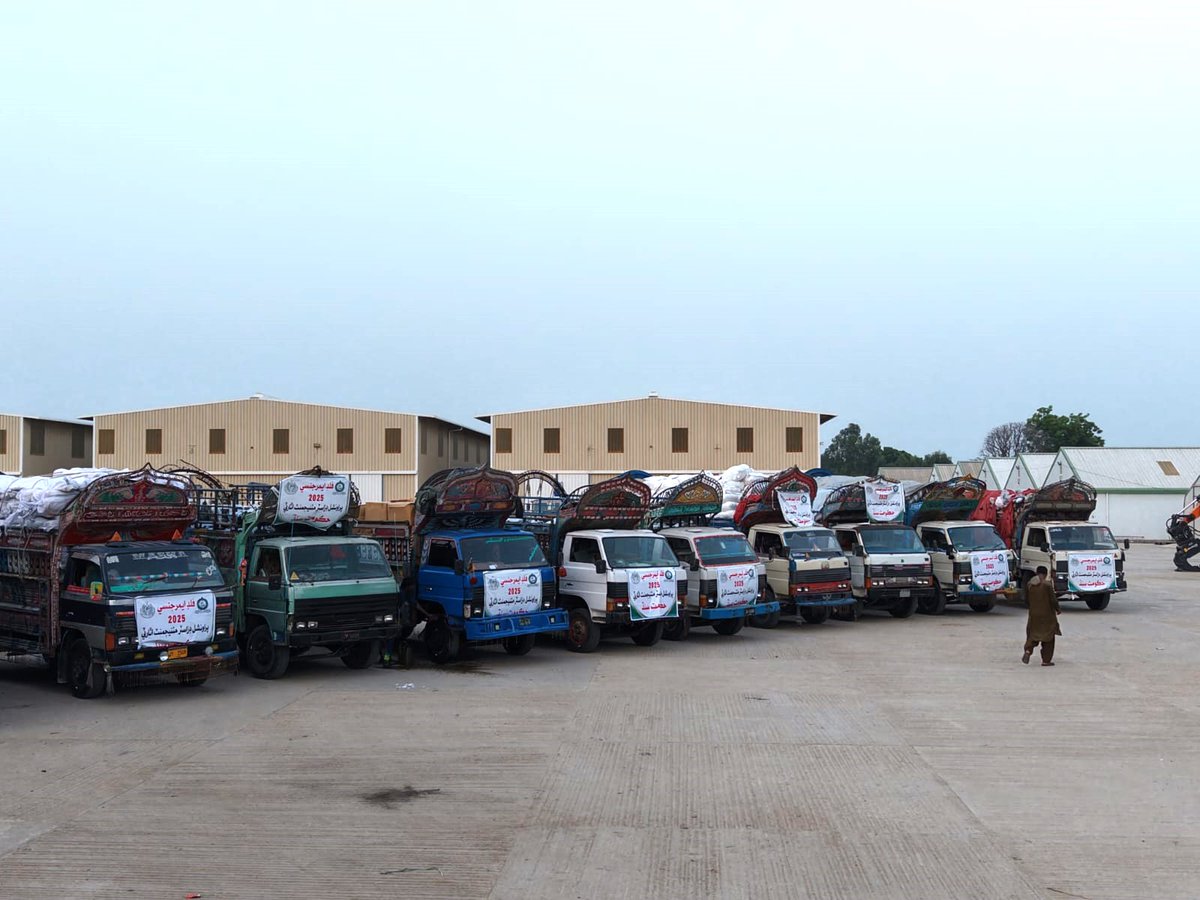1/2

At the Sukkur Humanitarian Response Facility (HRF) trucks are loaded with emergency supplies - ready to support communities as flood risks rise in Sindh.🚚

The Sukkur HRF was built by WFP with support from 🇯🇵🇨🇦🇦🇺🇳🇱🇩🇰🇺🇸 and handed over to the Government in 2016.