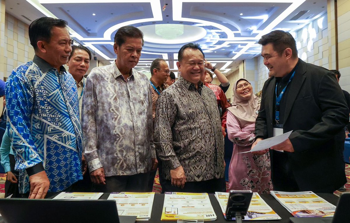 Pemilihan Sarawak sebagai tuan rumah bagi Peluncuran Hari Industri Pengurusan Fasiliti (FM) Sarawak 2025 amat bertepatan dan selaras dengan aspirasi kerajaan negeri.

Sarawak sedang rancak melaksanakan pelbagai projek pembangunan strategik - daripada Lebuhraya Pan Borneo,