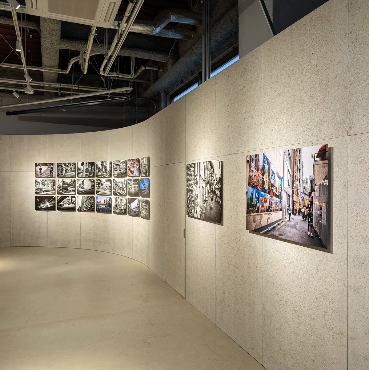 manpukubeer's tweet photo. 原宿に森山大道写真展「in TOKYO」を見に来た。
いい感じですよね。
いつまでも生い。生いけどドライ。
#森山大道
#intokyo
#grdigital
#gr4
#grspacetokyo https://t.co/kwvNrLkRG8