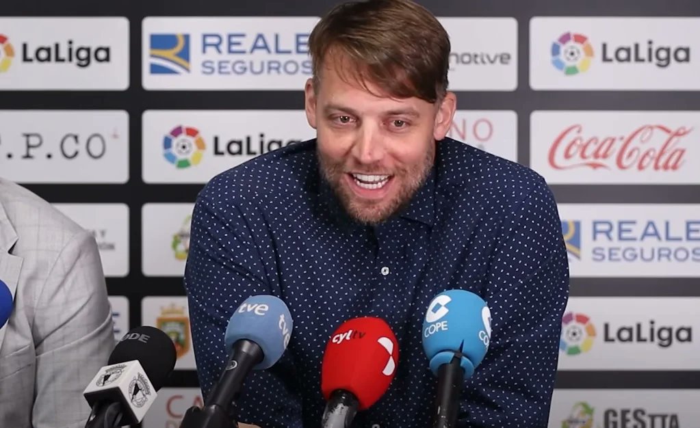 Es clave para el <a href="/Burgos_CF/">Burgos Club de Fútbol</a> que nuestro director deportivo se sienta uno más. Michu transmite pertenencia, compromiso y ambición: quiere crecer con nosotros y sueña con acompañarnos a Primera. Tras vivir otros casos donde primó el interés personal, tener a alguien así es un lujo.