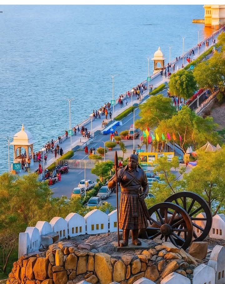 उदयपुर की शान – फतेह सागर झील का मनमोहक और मनोरम दृश्य, जहाँ नीला पानी, हरी-भरी पहाड़ियाँ और शांति का अनोखा संगम देखने को मिलता है।
#rajasthan #Udaipur