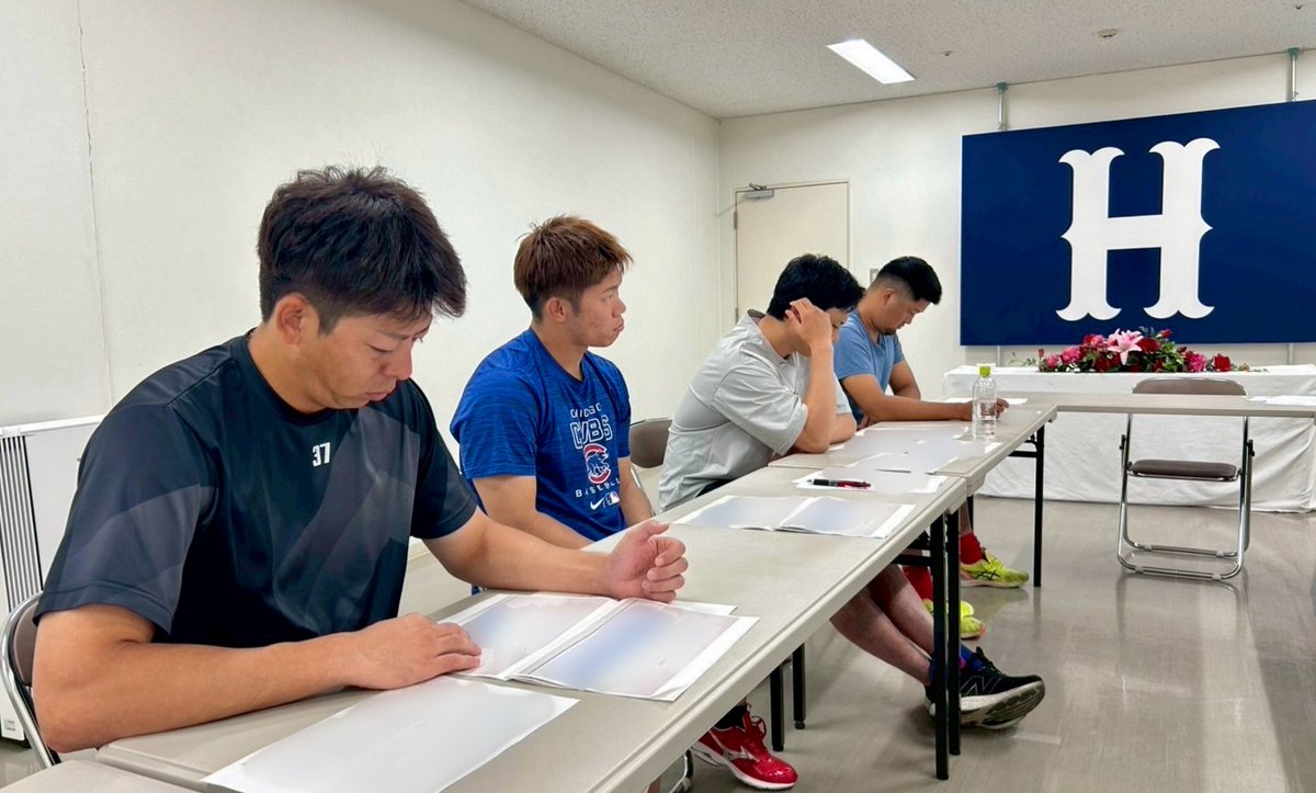 JPBPA_Press's tweet image. #會澤翼 選手会長とのミーティングを実施しました。
また、 #広島東洋カープ 選手会の役員選手とミーティングを行いました。
#野間峻祥 選手
#中﨑翔太 選手
#栗林良吏 選手
#坂倉将吾 選手
が参加しました。

#日本プロ野球選手会