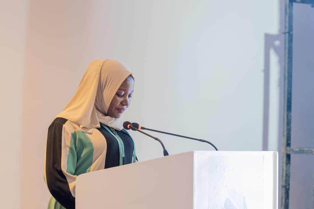 AU_AYAPs's tweet image. At the 4th Intergenerational Dialogue Forum for the Island States region in Belle Mare, Mauritius 🇲🇺, @SNakabira, #AYAP for Eastern Africa, delivered the opening remarks. Themed “Building Peace, Healing Divides,” the forum promoted dialogue between youth &amp;amp; older generations. #YPS