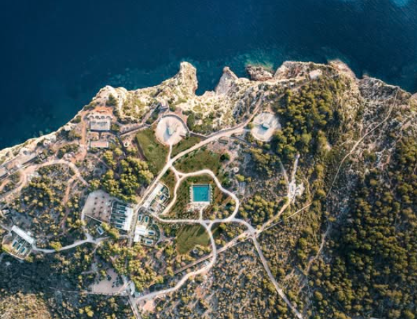 Un hotel en Menorca recibe un millón de euros de los fondos Next Generation por su “compromiso ambiental” y la promoción del “crecimiento económico sostenible”.

En plena sequía y restricciones, se descubre que extraía 40.000 litros de agua por día de un pozo ilegal.

Breve🧵