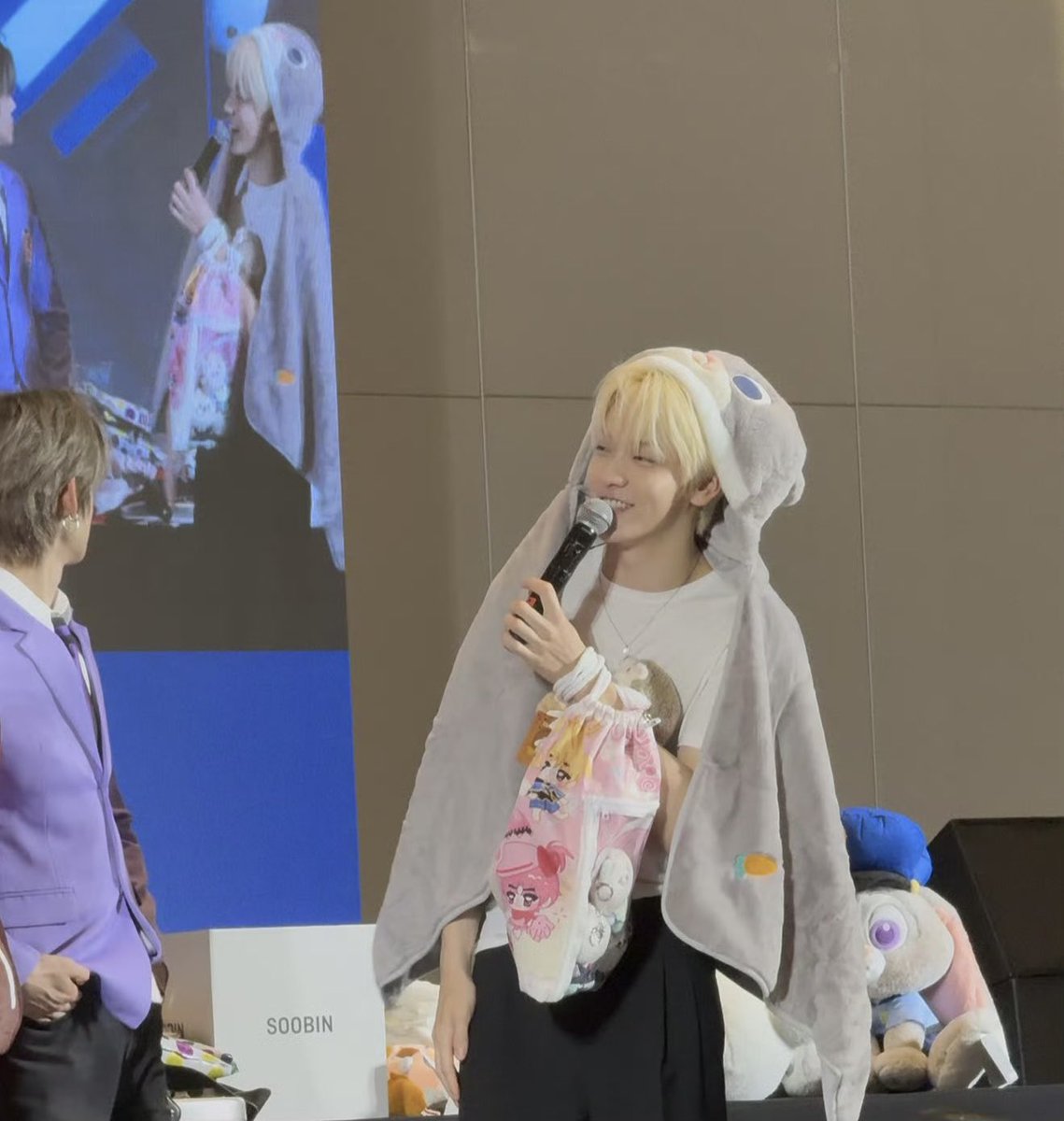 twelve05cm's tweet image. soobin holding a hedgehog plush..... odi... 🥺😭